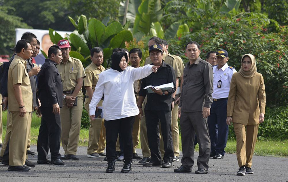 Wali Kota Surabaya, Tri Rismaharini saat melihat kesiapan pembangunan  bozem di Bundaran PTC Surabaya