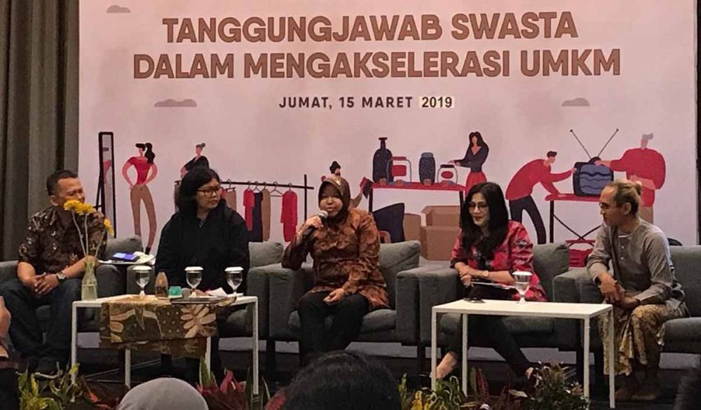 Wali Kota Risma dalam acara Tanggung Jawab Swasta Dalam Mengakselerasi UMKM di Surabaya