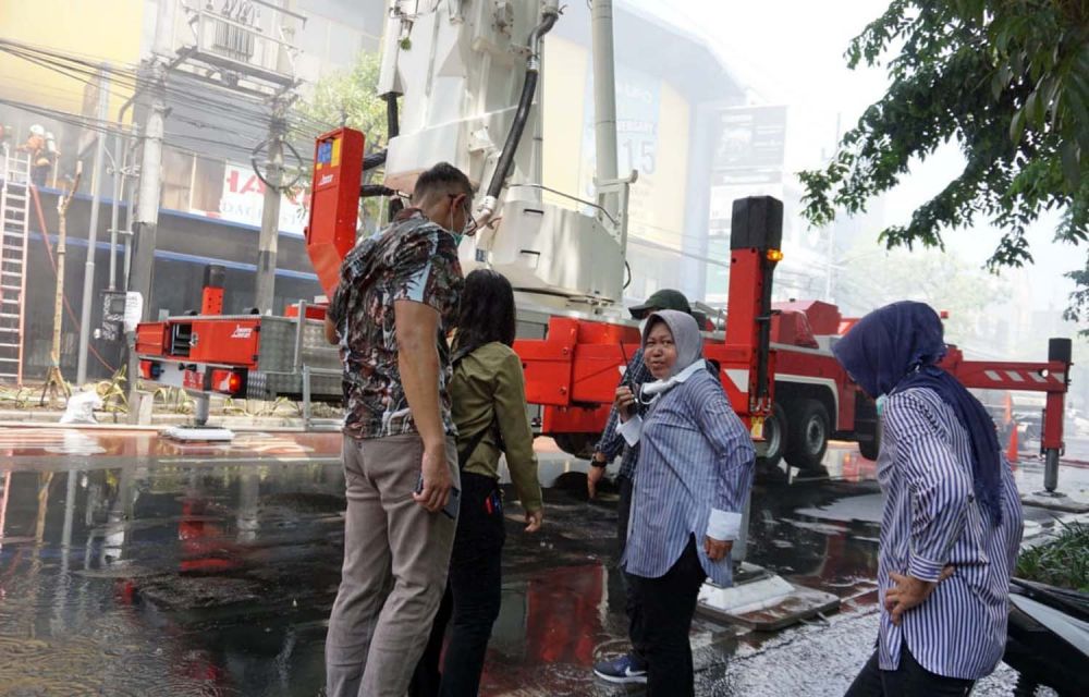 Wali Kota Risma memimpin proses pemadaman kebakaran di UFO Elektronik Jalan Kertajaya, Surabaya (Foto-foto: Fajar Mujianto/jatimnow.com)