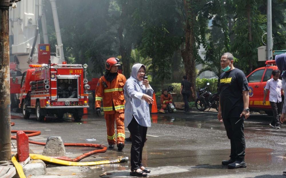 Wali Kota Risma saat turun langsung ke lokasi kebakaran UFO Elektronik, Jalan Kertajaya, Surabaya, Sabtu (28/12/2019) (Foto: Fajar Mujianto/jatimnow.com)