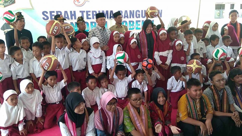 Wali Kota Surabaya, Tri Rismaharini bersama anak-anak SDN 1 Obel-obel, Kecamatan Sambelia, Lombok Timur, NTB dan pejabat setempat