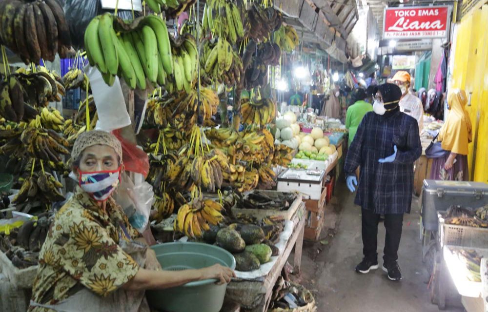 Wali Kota Risma saat melakukan sosialisasi di Pasar Pucang, Surabaya