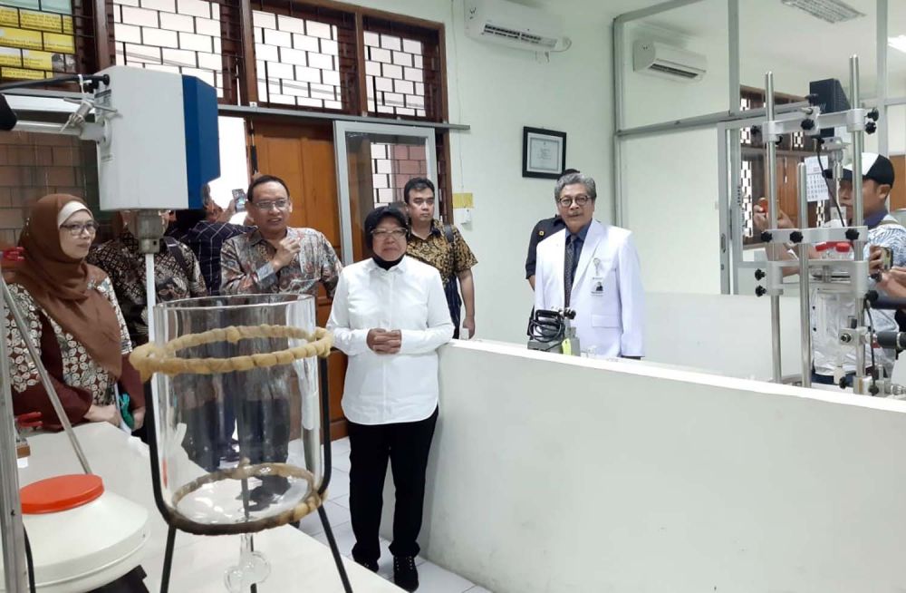 Wali Kota Risma saat meninjau Tropical Desease Center Unair
