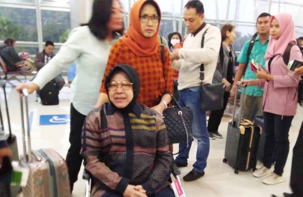 Wali Kota Risma di Bandara Juanda untuk bertolak ke Singapura menerima penghargaan (foto-foto: Jajeli Rois/jatimnow.com)
