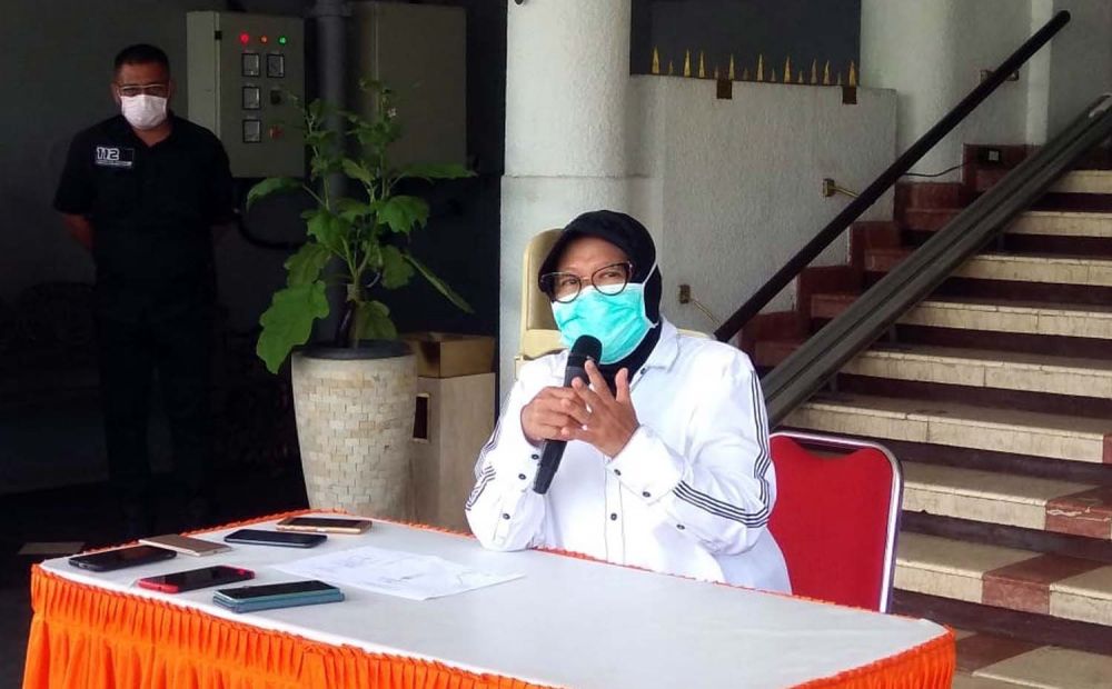 Wali Kota Surabaya Tri Rismaharini saat jumpa pers di Balai Kota Surabaya, Senin (20/4/2020)