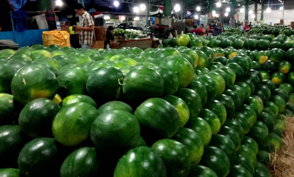 Semangka, salah satu buah segar yang dijual di PIOS