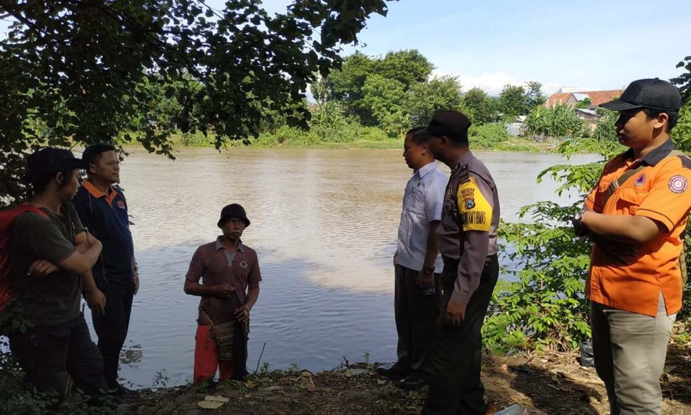 Petugas gabungan melakukan pemantauan buaya yang muncul di Sungai Brantas Kota Kediri