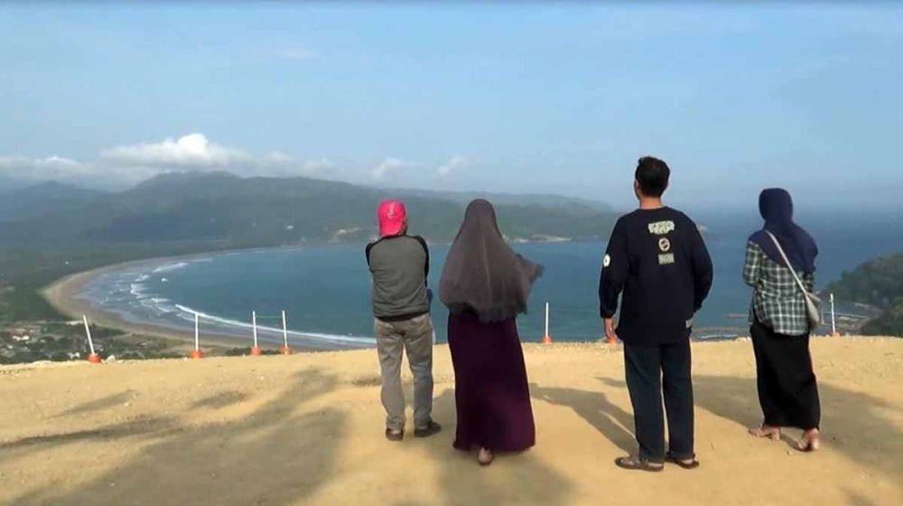 Ngabuburit dari ketinggian Bukit Sentono Gentong, Pacitan