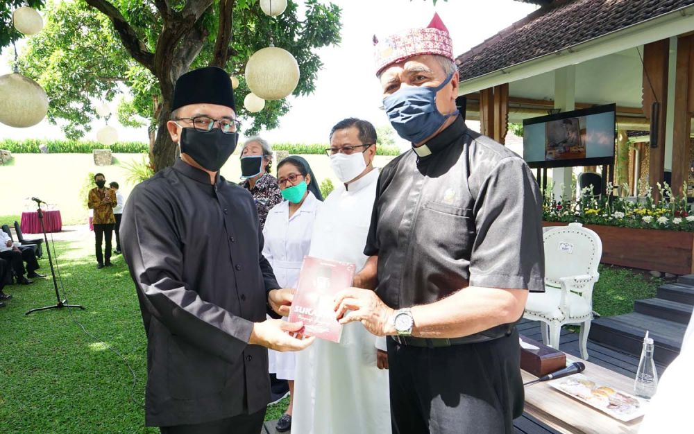 Bupati Banyuwangi Abdullah Azwar Anas membagikan paket buku tentang Presiden Soekarno kepada para pemuka lintas agama secara simbolis