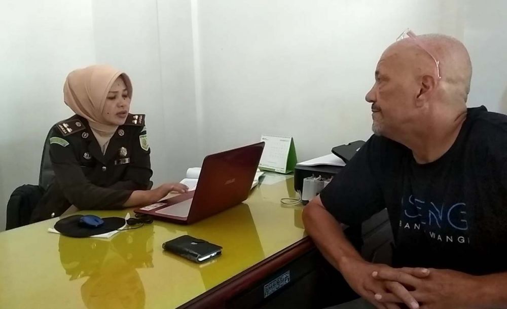 Bule asal Belanda saat wadul ke Kejari Banyuwangi