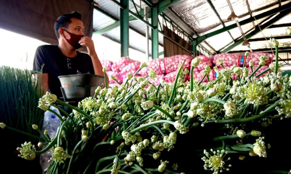 Bunga bawang kaya manfaat yang dijual salah satu pedagang di PIOS