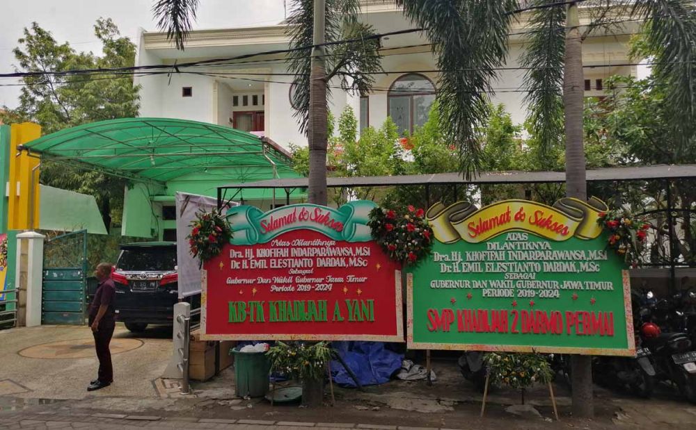 Karangan bunga ucapan selamat berjajar di depan rumah Gubernur Jatim Khofifah di Jemursari
