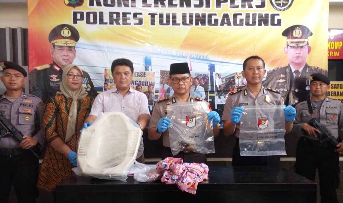 Polisi mengamankan sejumlah barang bukti kasus pembuangan bayi ke dalam kloset