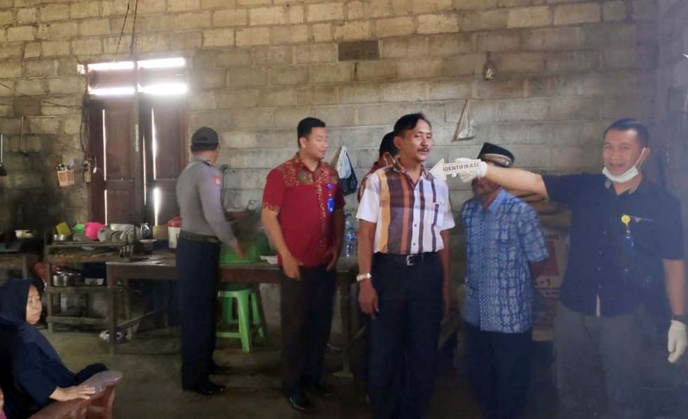 Polisi melakukan olah TKP di rumah Gatot, pria yang gantung diri gara-gara putus cinta