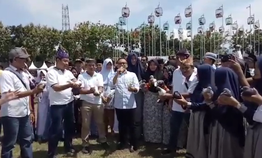 Bupati Anas saat membuka kontes Bekisar dengan melepas burung merpati.