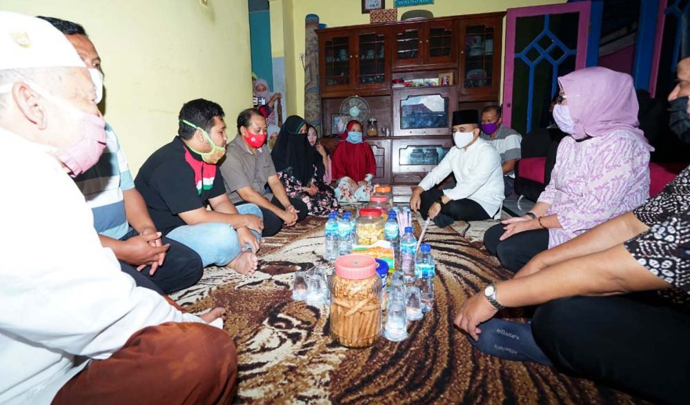 Bupati Banyuwangi Abdullah Azwar Anas mengunjungi keluarga Rustam Efendi, nakhoda kapal TB Immanuel WGSR 3