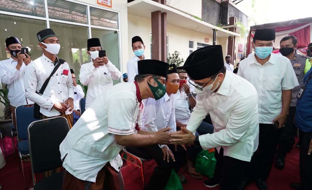 Bupati Anas pamit dan minta maaf di sela pemberian insentif untuk guru ngaji di Banyuwangi