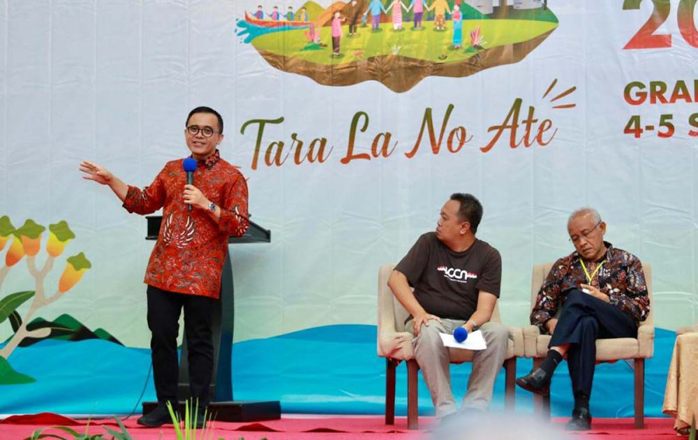 Bupati Banyuwangi Abdullah Azwar Anas membocorkan 20 prinsip kreatif mengembangkan daerah dalam Konferensi Kota Kreatif di Ternate