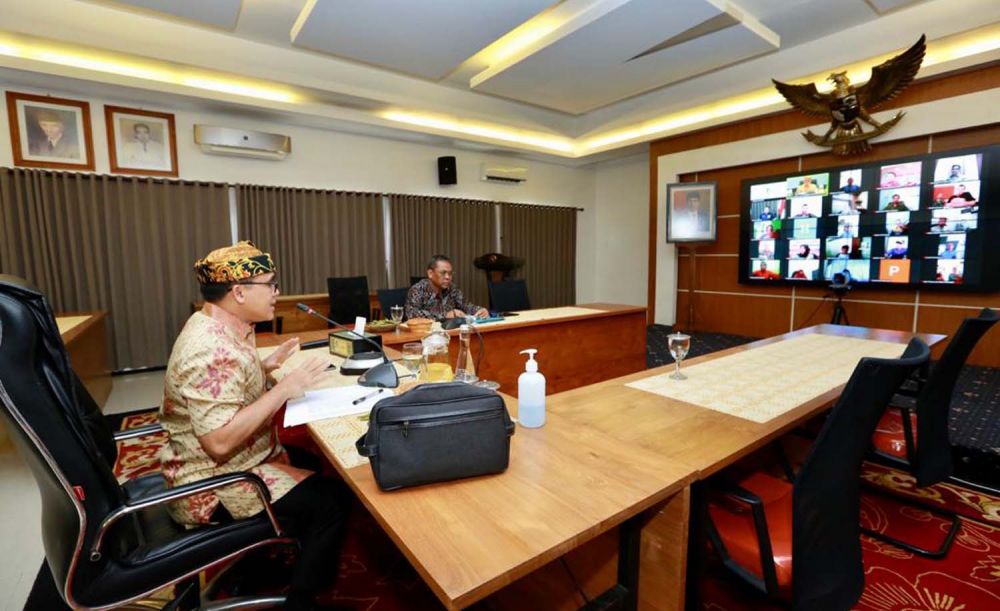 Bupati Anas saat menggelar rapat online bersama para kades dan lurah se Banyuwangi