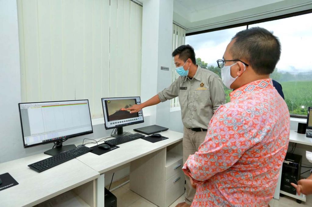 Bupati Banyuwangi Abdullah Azwar Anas saat meninjau aktivitas Gunung Raung di Pos Pengamatan Pemantauan Gunung Api (PPGA)