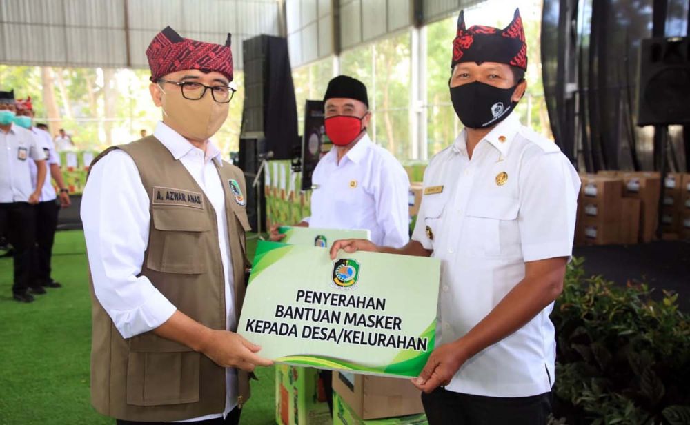 Bupati Banyuwangi Abdullah Azwar Anas membagikan masker secara simbolis