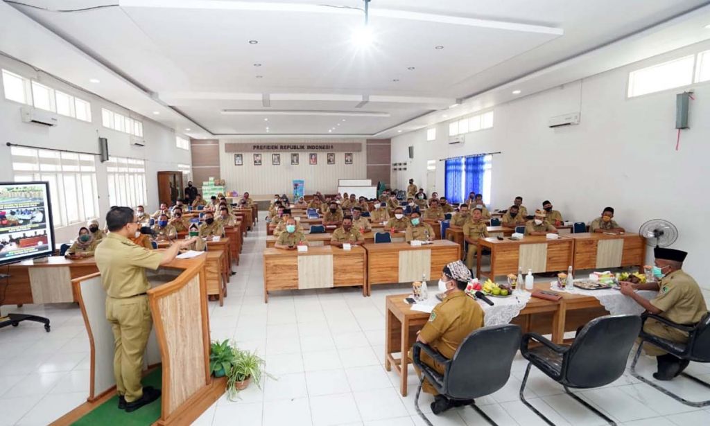 Bupati Abdullah Azwar Anas saat memberikan motivasi kepada para tenaga pendidik (guru) di Banyuwangi