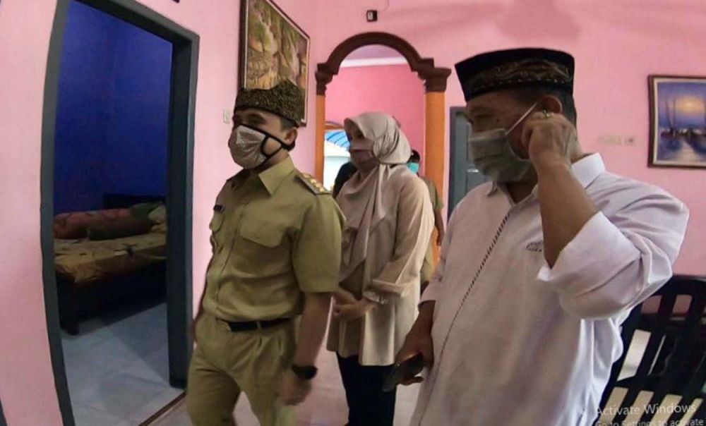 Bupati Banyuwangi Abdullah Azwar Anas saat mengecek salah satu rumah isolasi di Desa Gumirih, Kecamatan Singojuruh