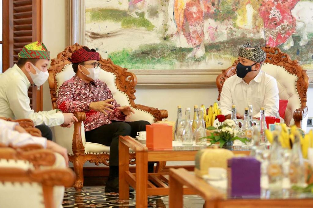 Menteri Koperasi dan UKM RI Teten Masduki bersama Bupati Anas di Banyuwangi