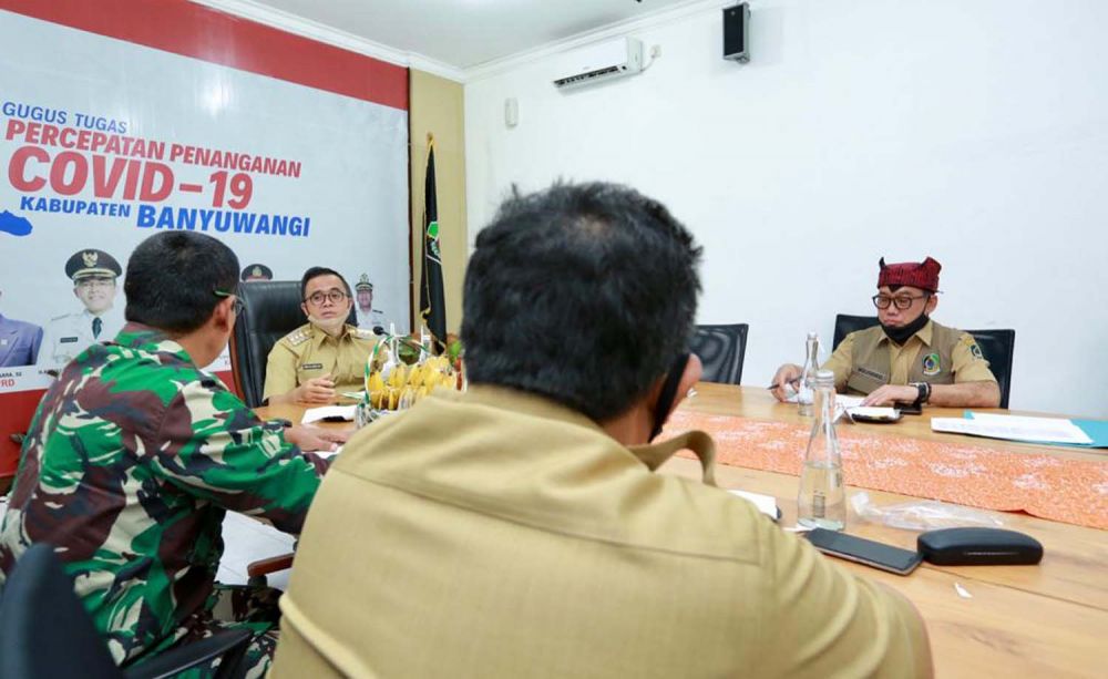 Bupati Anas dalam rapat terbatas di Posko Penanganan Covid-19 Banyuwangi