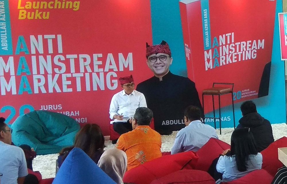 Bupati Banyuwangi Abdullah Azwar Anas saat soft launching ciptaannya berjudul Anti Mainstream Marketing, di Dyandra Convention Hall, Surabaya