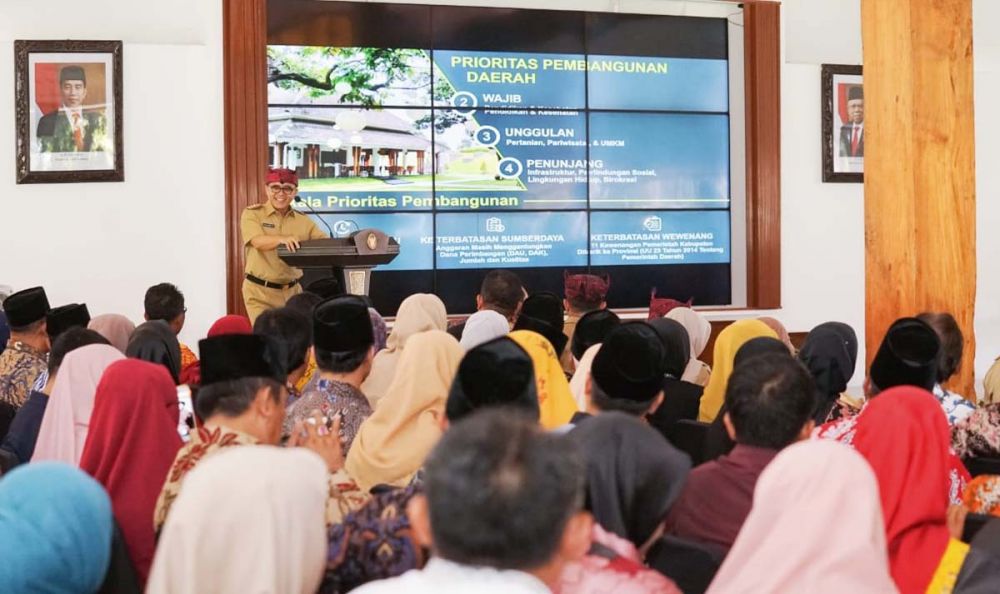 Bupati Anas beberkan empat acuan program prioritas desa di depan para kades terpilih di Banyuwangi