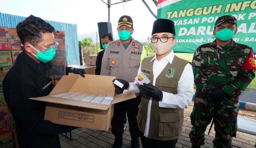 Bupati Banyuwangi Abdullah Azwar Anas memberikan bantuan kepada pengurus ponpes