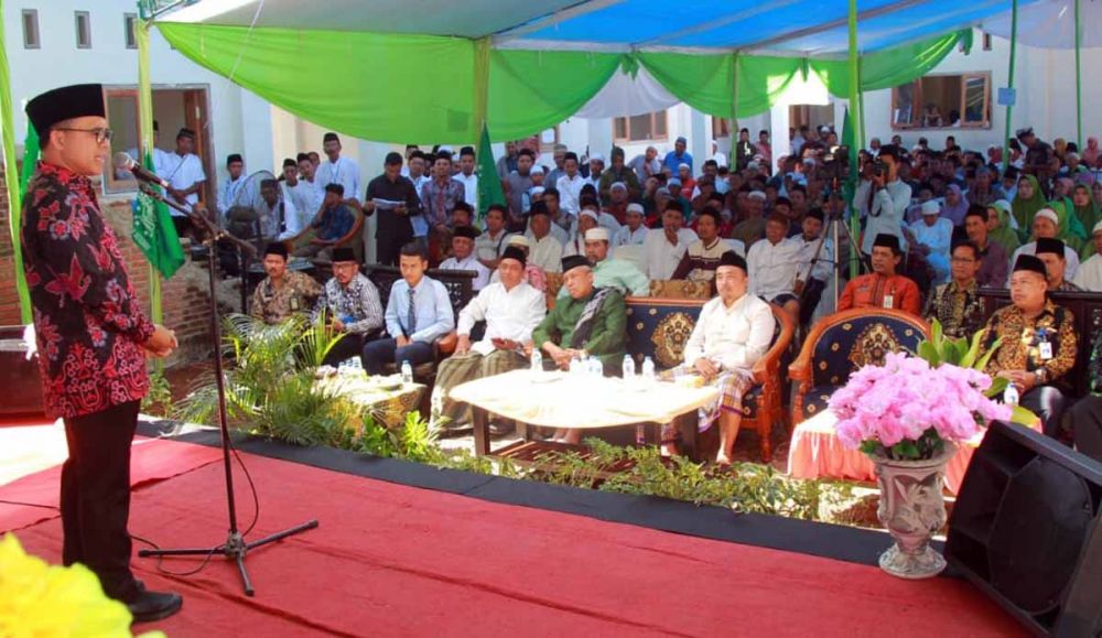 Bupati Banyuwangi Abdullah Azwar Anas saat meresmikan gedung baru SMP Unggulan Pesantren Al-Anwari, Kertosari