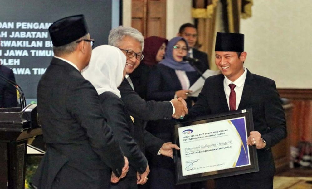 Bupati Mochamad Nur Arifin saat menerima penghargaan untuk Pemkab Trenggalek dari BPK RI
