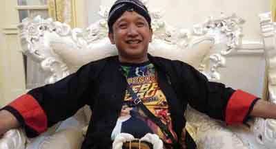 Bupati Ponorogo Ipong Muchlissoni (tengah)