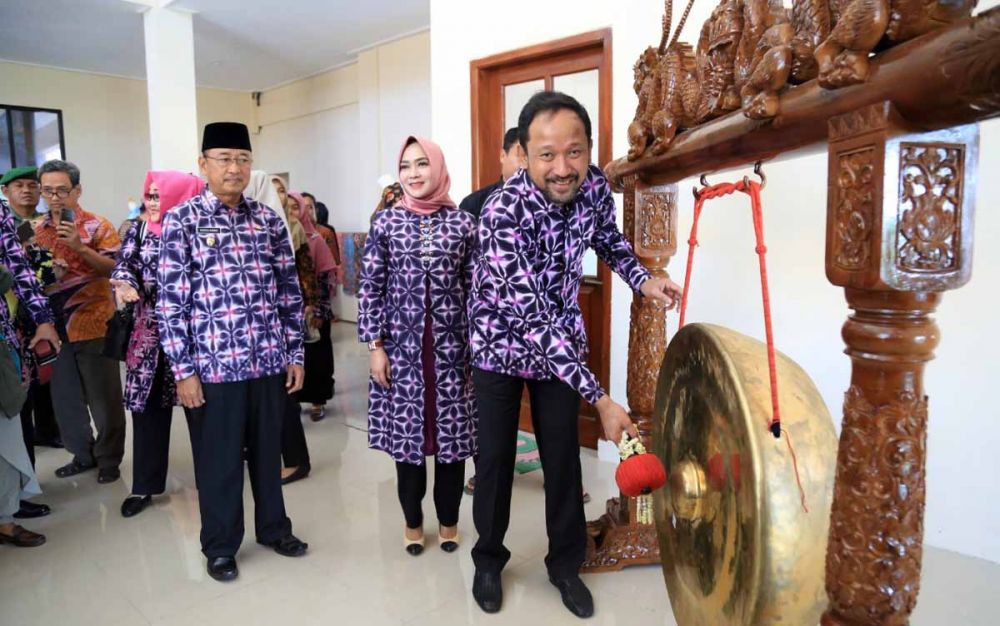 Bupati Ponorogo Ipong Muchlissoni meresmikan Sentra Industri Tambakbayan