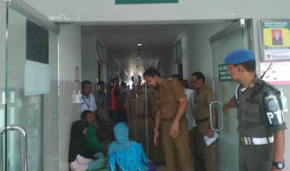 Bupati Ponorogo Ipong Muchlissoni saat mengecek para pasien demam berdarah di RSUD dr Harjono