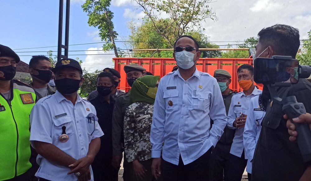 Bupati Ponorogo Ipong Muchlissoni saat meninjau lokasi pembongkaran pagar tembok yang menjadi perseteruan warganya