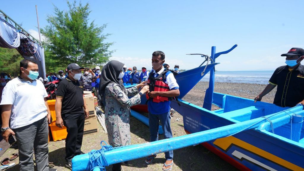 Bupati Banyuwangi serahkan bantuan 8 kapal fiber untuk nelayan.