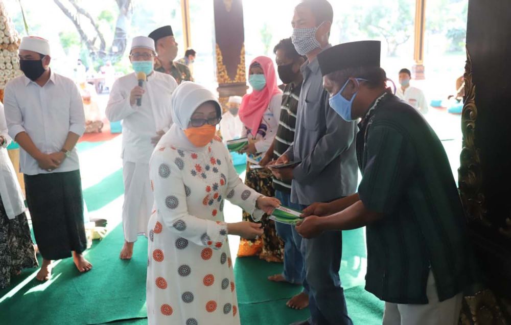 Bupati Jombang Munjidah Wahab memberikan BLT DD kepada warga terdampak Covid-19