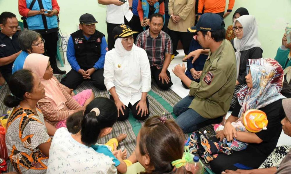 Bupati Madiun, Ahmad Dawami Ragil Saputro saat mendampingi Gubernur Khofifah kunjungi korban banjir