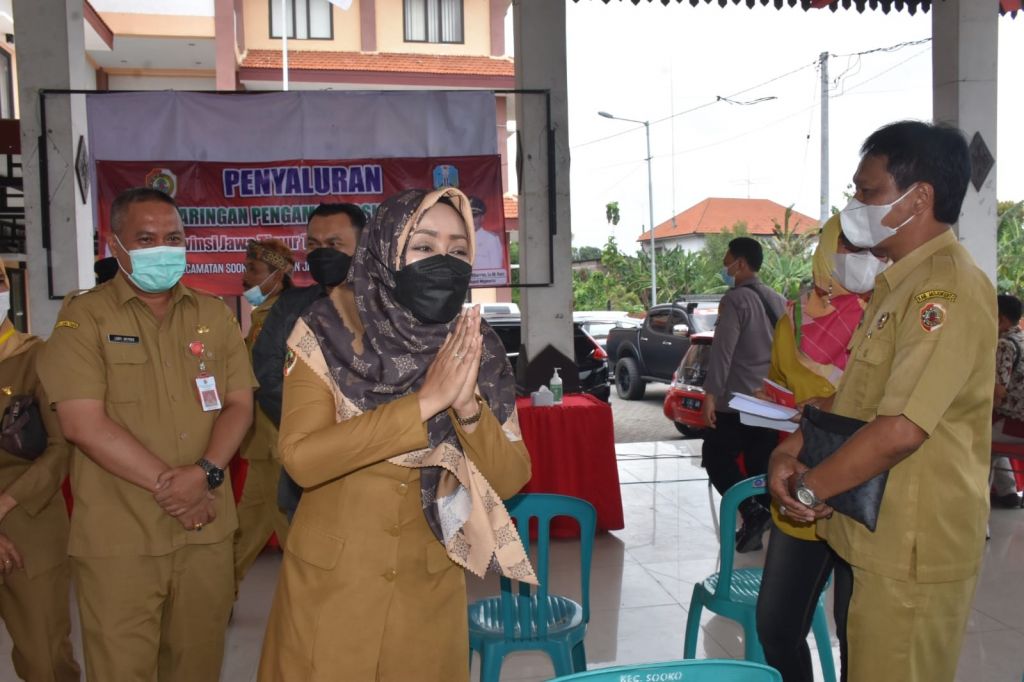 Bupati Ikfina Fahmawati saat meninjau vaksinasi di Polres Mojokerto