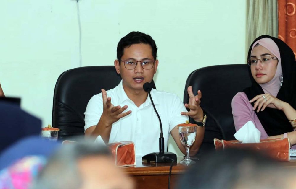 Bupati Trenggalek Mochamad Nur Arifin dan istrinya