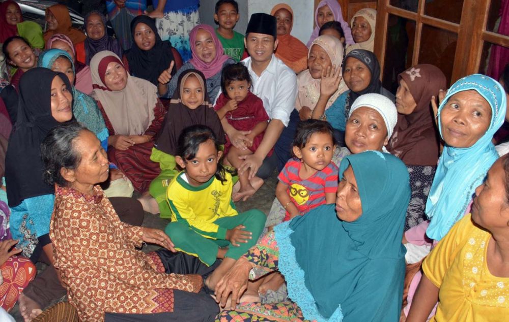 Bupati Trenggalek Mochamad Nur Arifin bersama kelompok perempuan