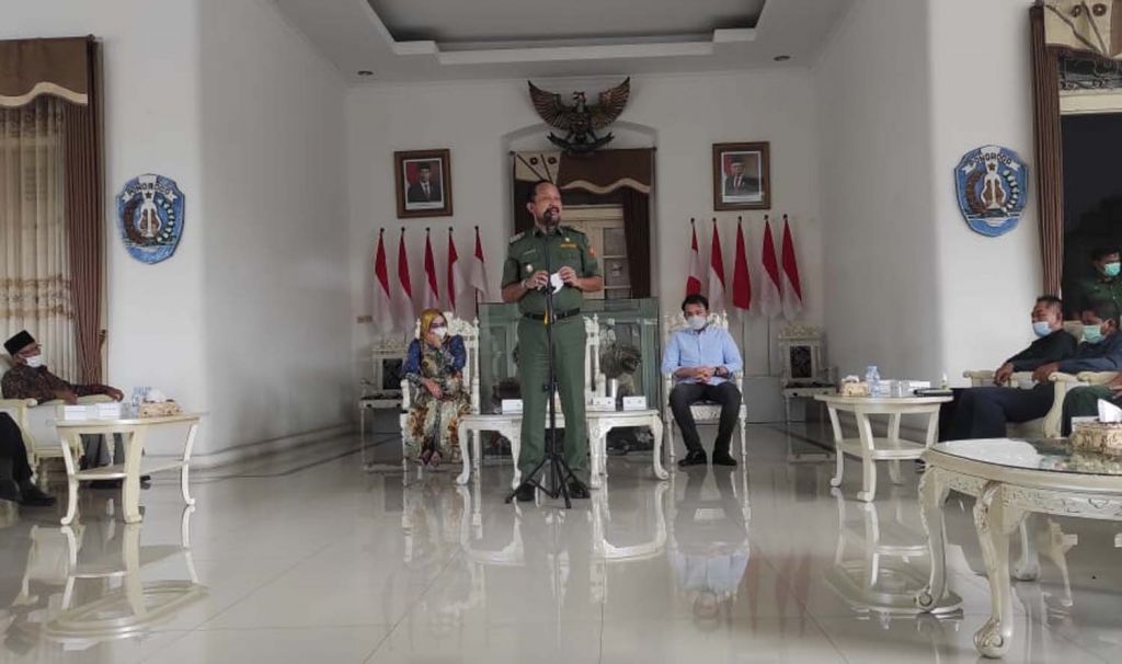 Bupati Ponorogo Ipong Muchlissoni saat di rumah dinas