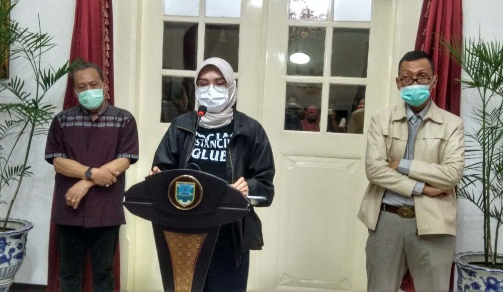 Bupati Probolinggo Puput Tantriana Sari (tengah) menyampaikan update sebaran Covid-19 di wilayahnya