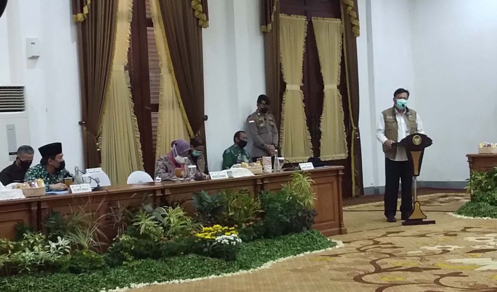 Bupati Gresik Sambari Halim Radianto (kanan) di Gedung Negara Grahadi, Jalan Gubernur Suryo, Surabaya