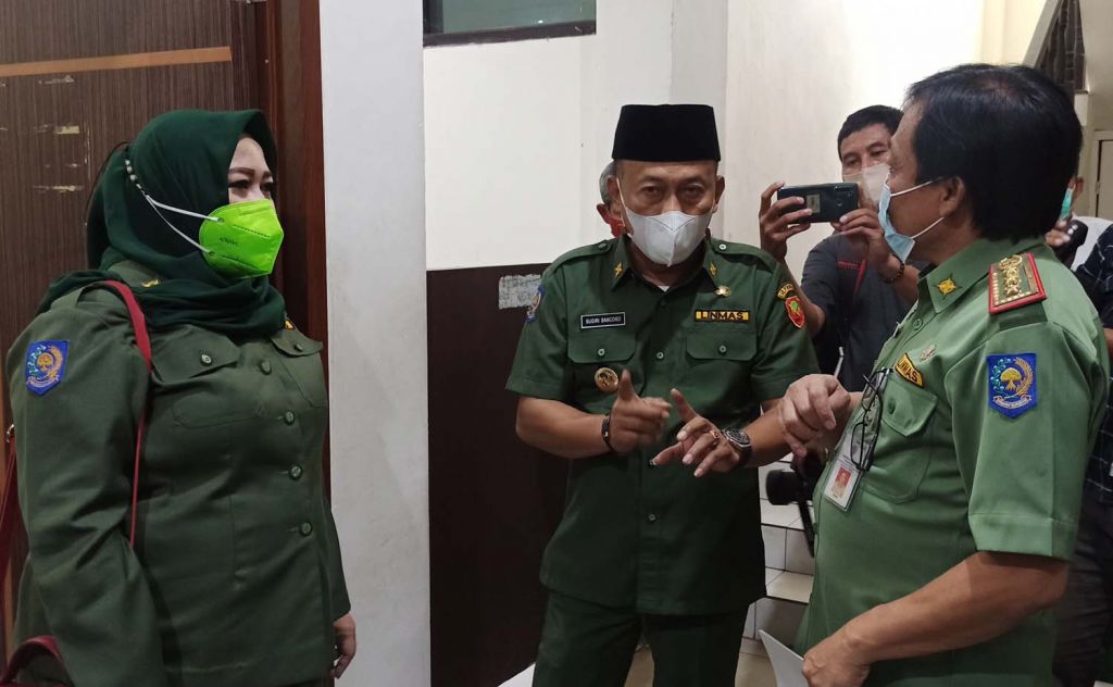 Bupati dan Wakil Bupati Ponorogo, Sugiri Sancoko dan Lisdyarita saat melihat langsung pelayanan di Kantor Dispendukcapil