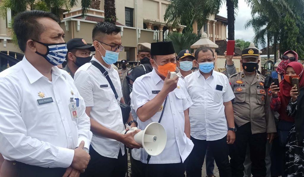 Bupati Ponorogo, Sugiri Sancoko saat menemui para pedagang Pasar Legi