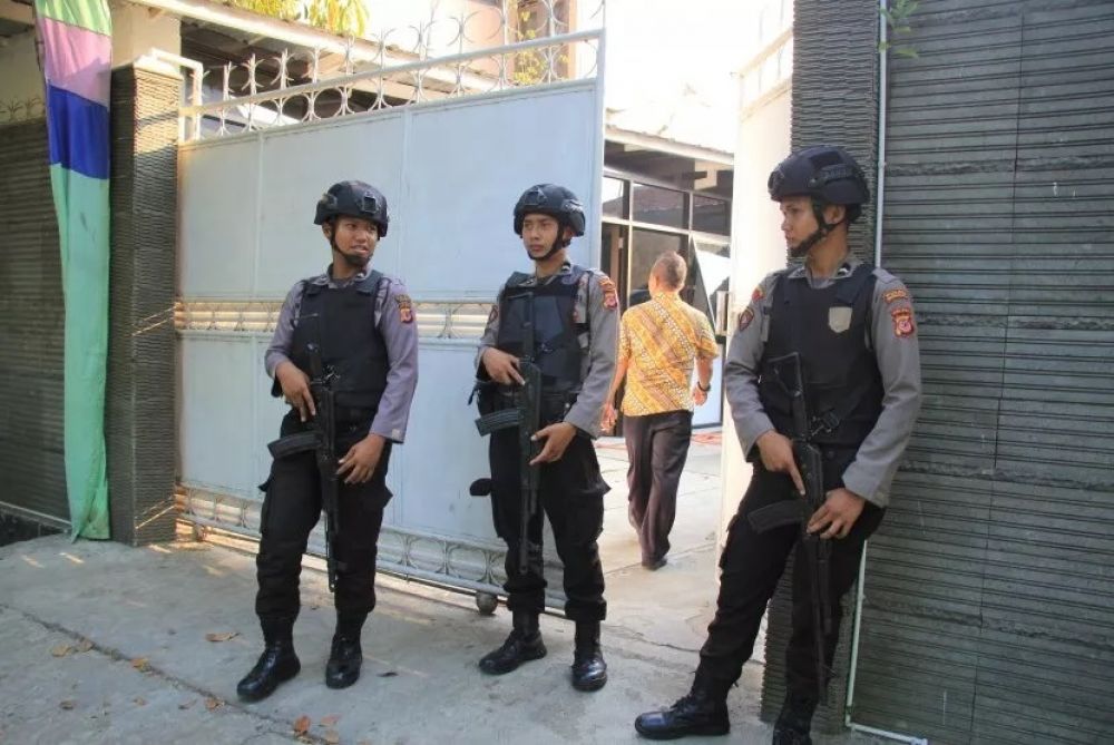 Polisi berjaga saat penggeledahan oleh tim Komisi Pemberantasan Korupasi (KPK) di rumah pribadi Bupati Indramayu Supendi di Sindang, Indramayu, Jawa Barat, Kamis (17/10/2019). Foto: Antara/Dedhez Anggara